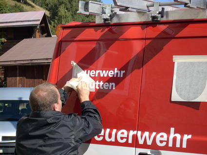 Peter bringt die neue Beschriftung...