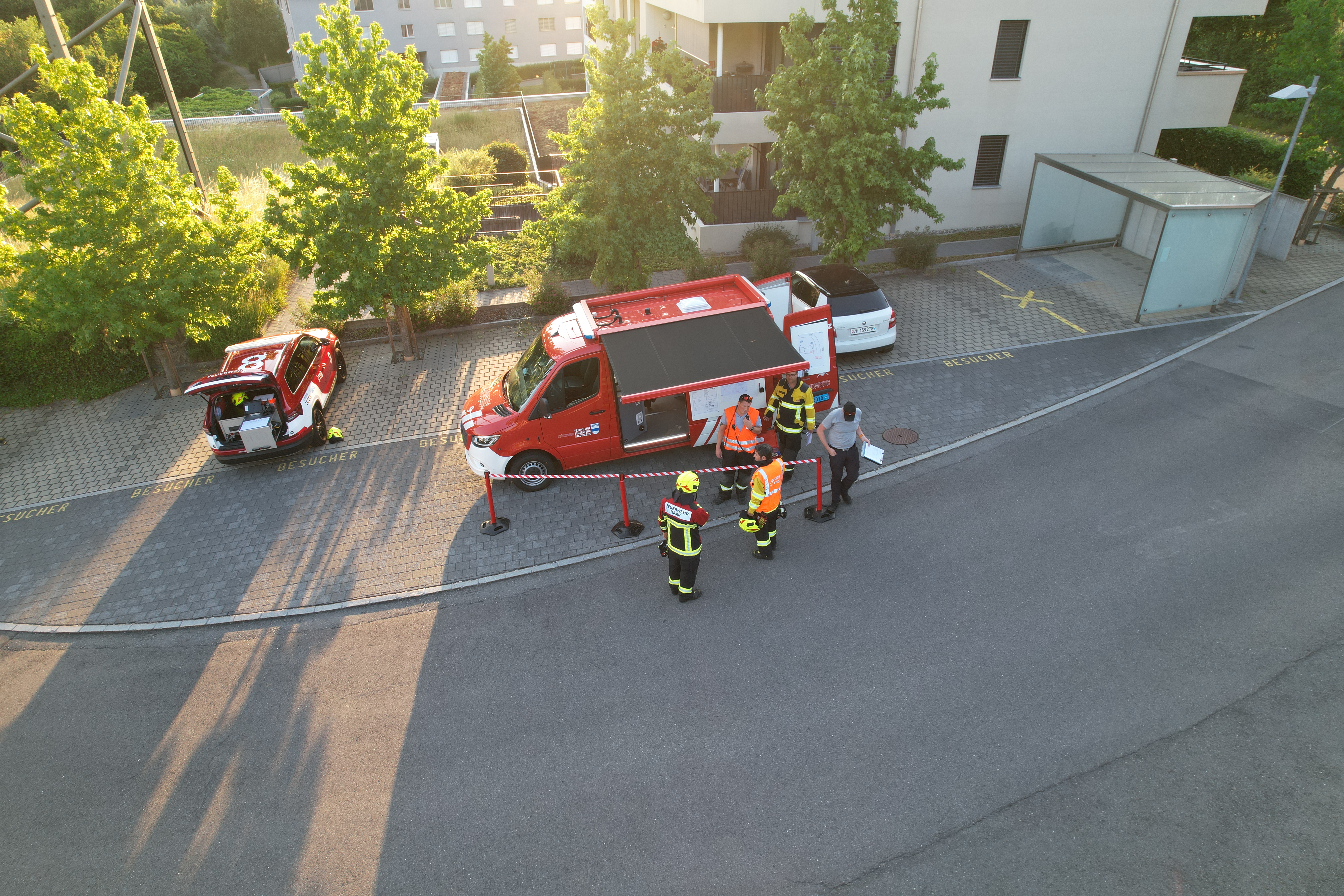 Einsatzleitung von der Drohne aufgenommen