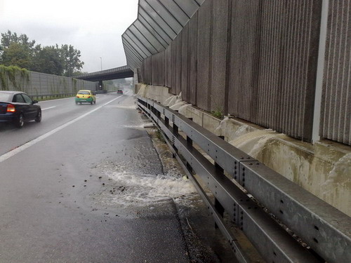 Wasser läuft auf die Autobahn
