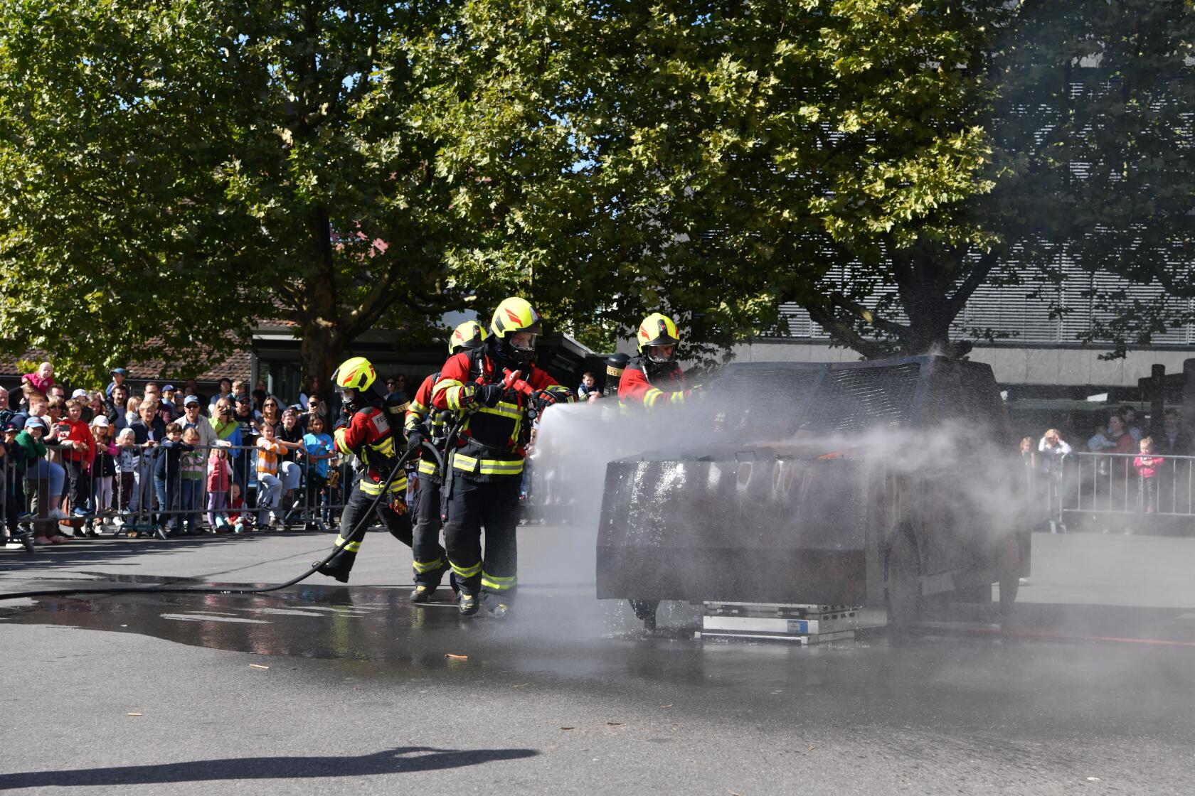 Löschvorgang des Fahrzeugbrandes