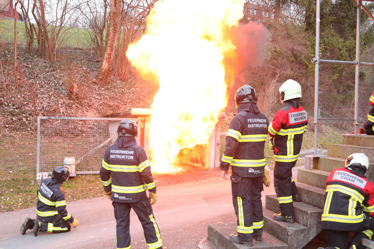Folge, wenn Wasser in brennendes Öl geleert wird ("Fettexplosion")