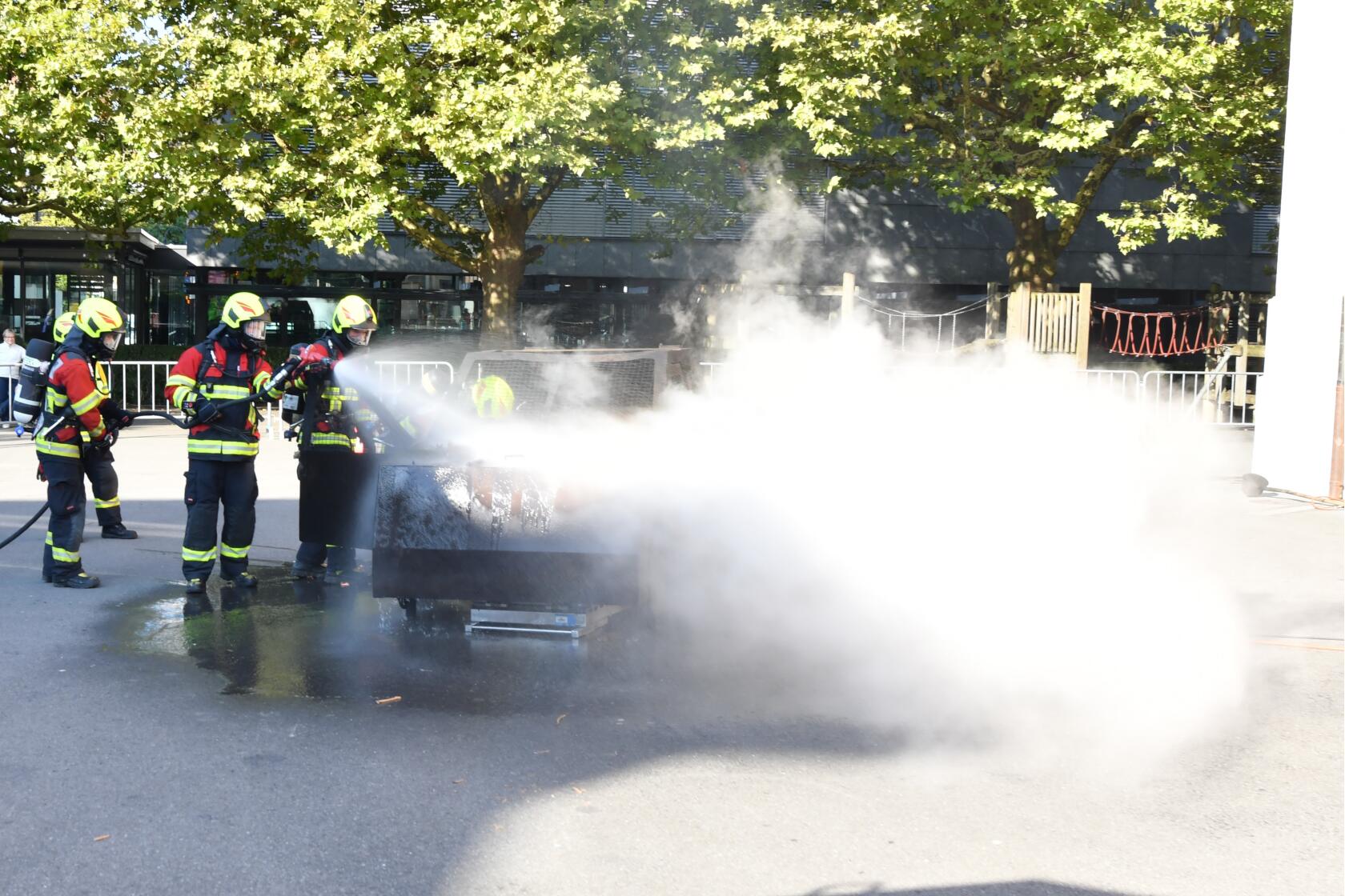 Demonstration Löschen eines Fahrzeugbrandes
