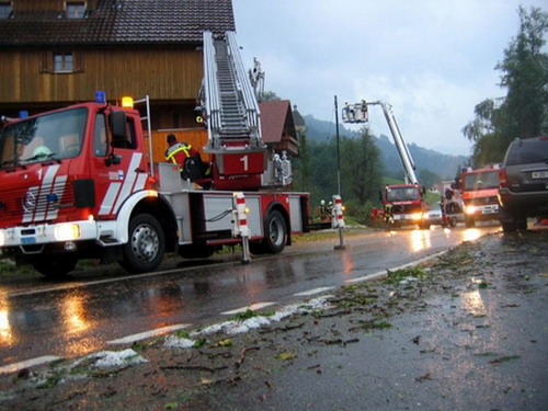 Autodrehleiter der Freiwilligen Feuerwehr der Stadt Zug und Hubretter der Feuerwehr Baar gemeinsam im Einsatz