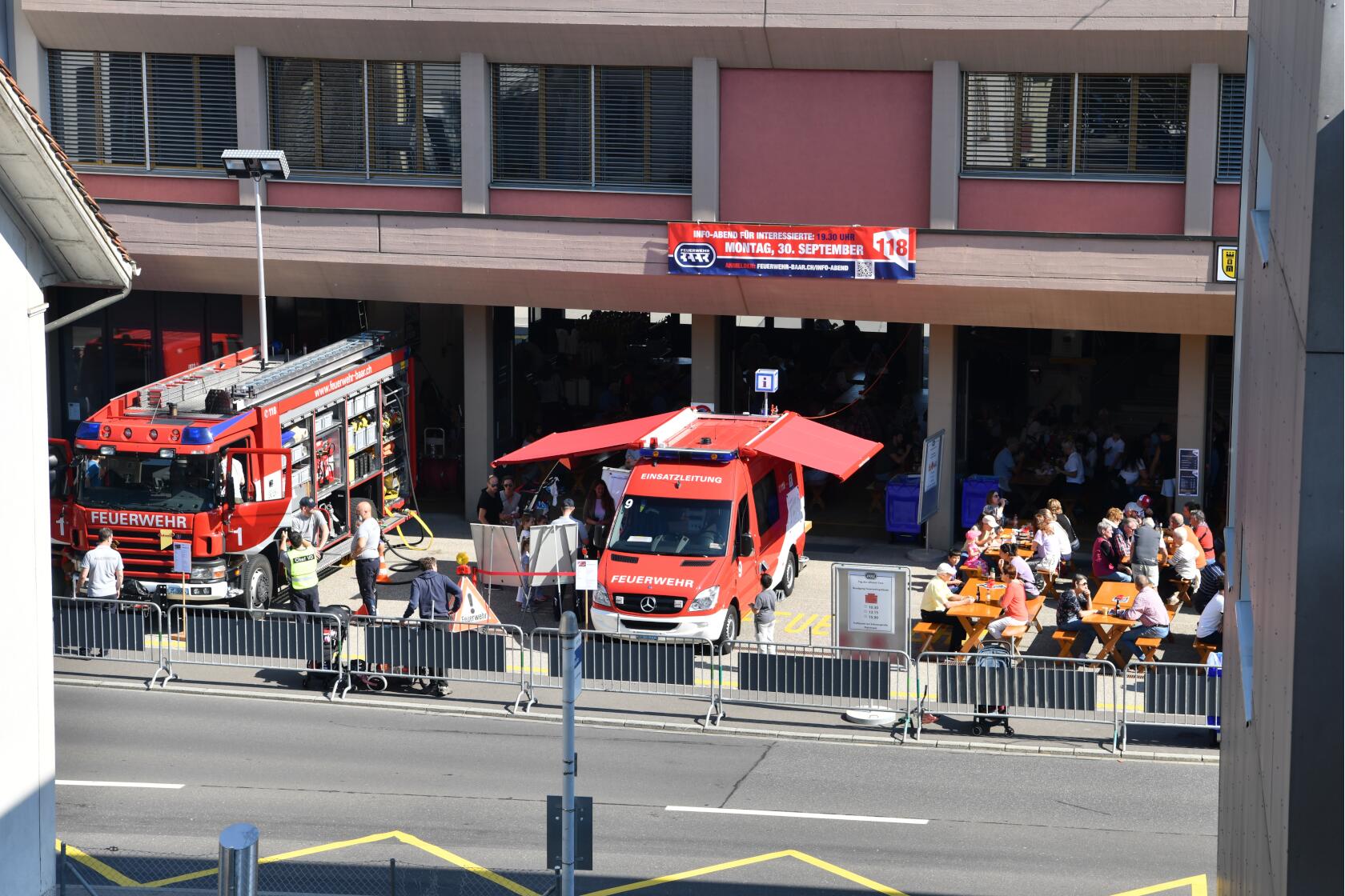 Depot mit Fahrzeugen aus der Vogelperspektive