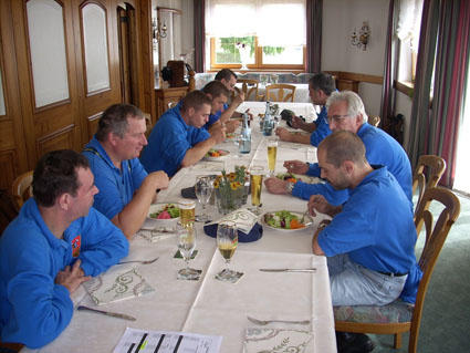 ... die Gruppe der "Kriegsversehrten" speist derweil im Restaurant. 