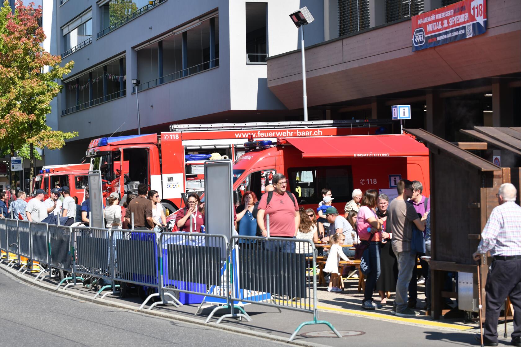 Die Fahrzeuge werden bestaunt
