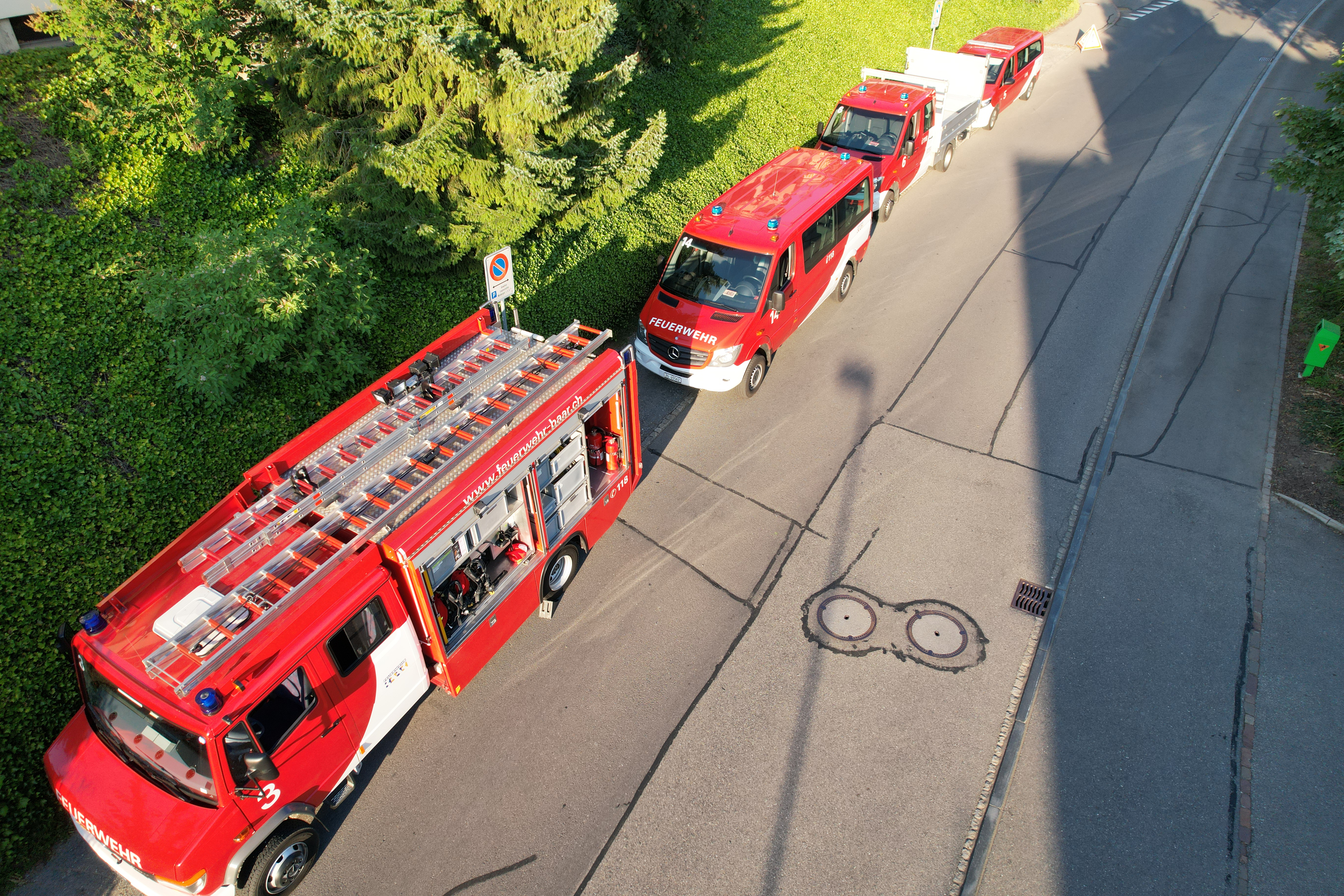 Fahrzeuge entlang Strasse aufkolonniert