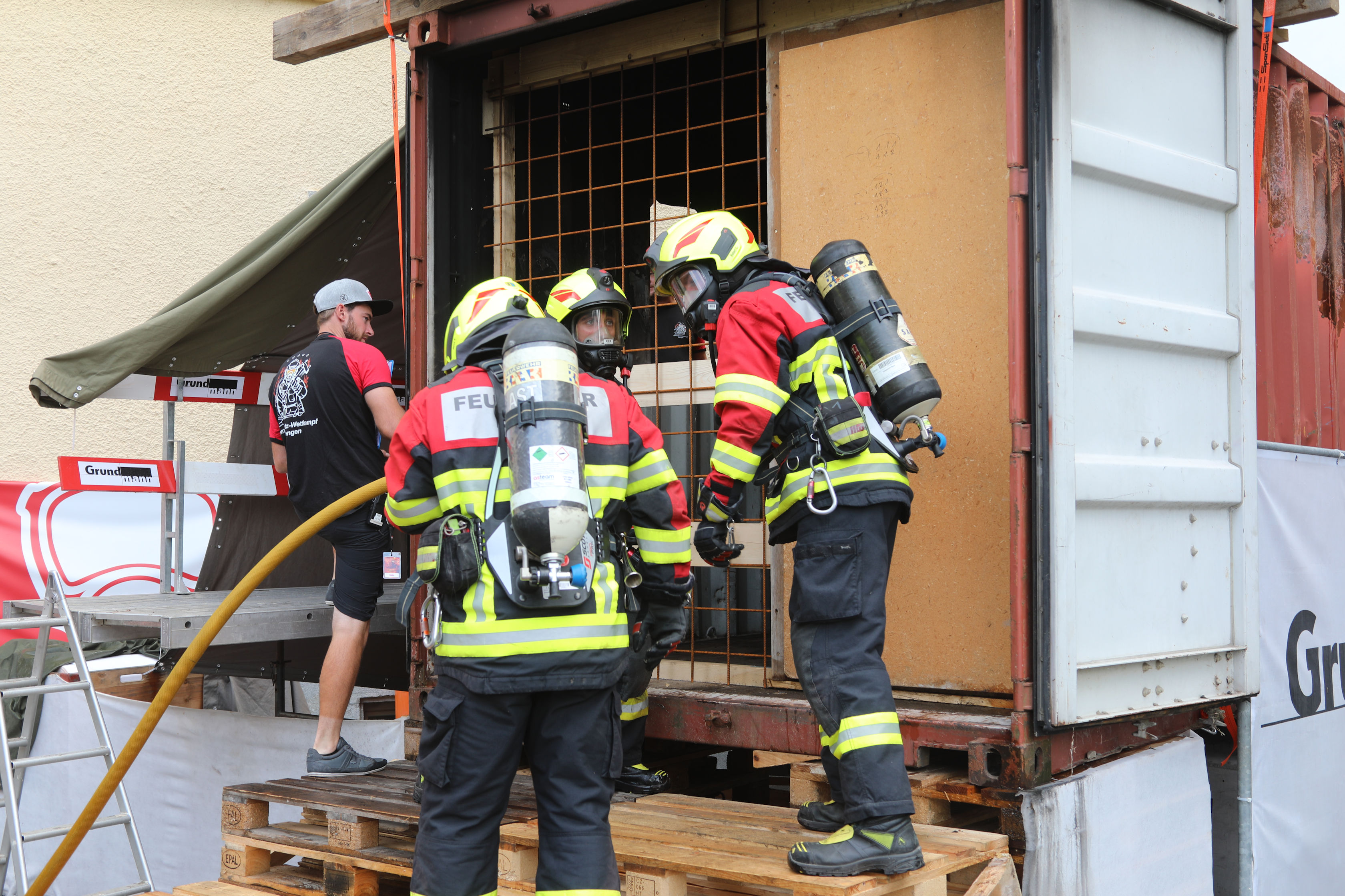 Vorrücken in den Brandcontainer