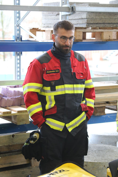 Ince hört an der Lektion SRT (Sicherungs- und Rettungstechnik) zu