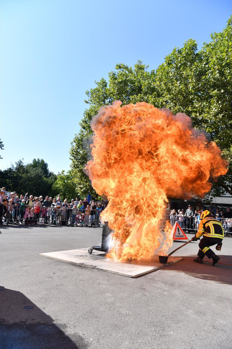 Demo einer Fettexplosion Löschen mit Wasser