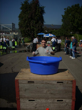 Wasser in die Spritzen füllen