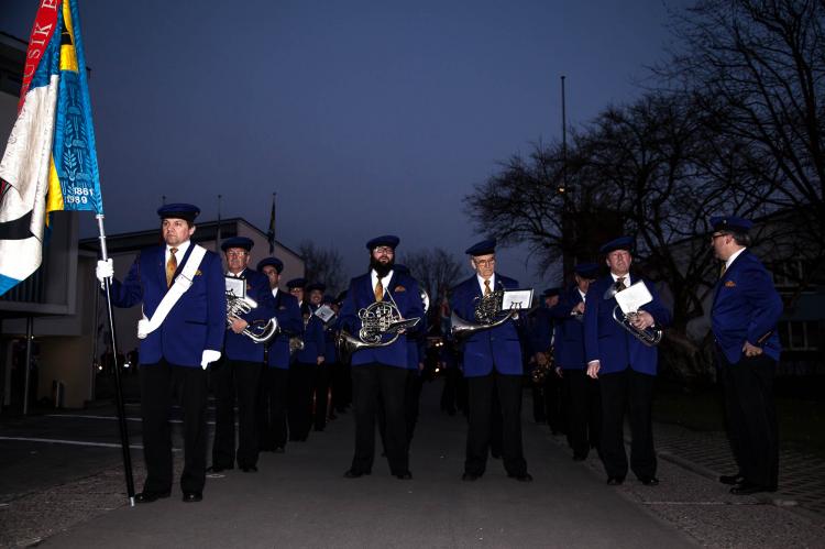 Mit der Feldmusik Baar geht's los.
