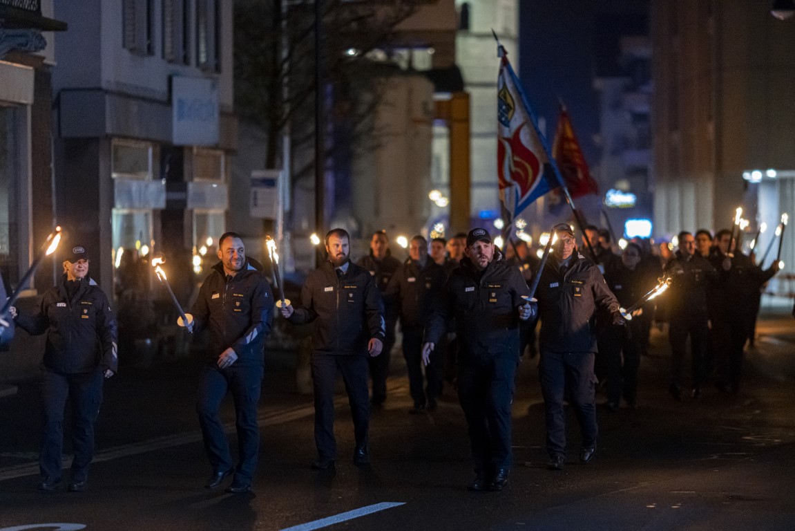 Stab führt der Fackelumzug an
