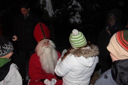 Die Kinder tragen dem Samichlaus ihre Sprüchli vor
