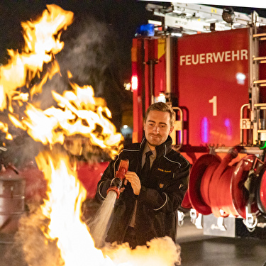 Löschen der Fackeln nach dem Umzug durch das Dorf
