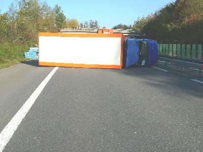 Umgestürzter Lastwagen blockiert die Autobahn
