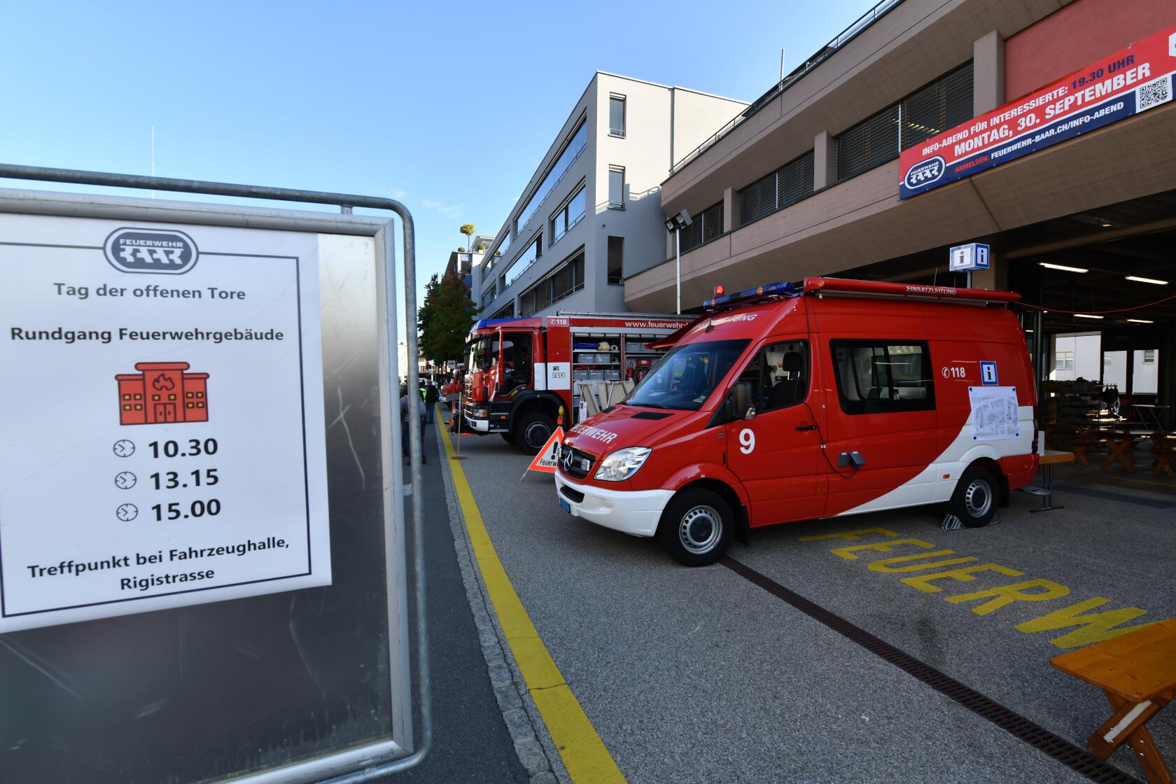 Fahrzeuge ums Feuerwehrgebäude ausgestellt