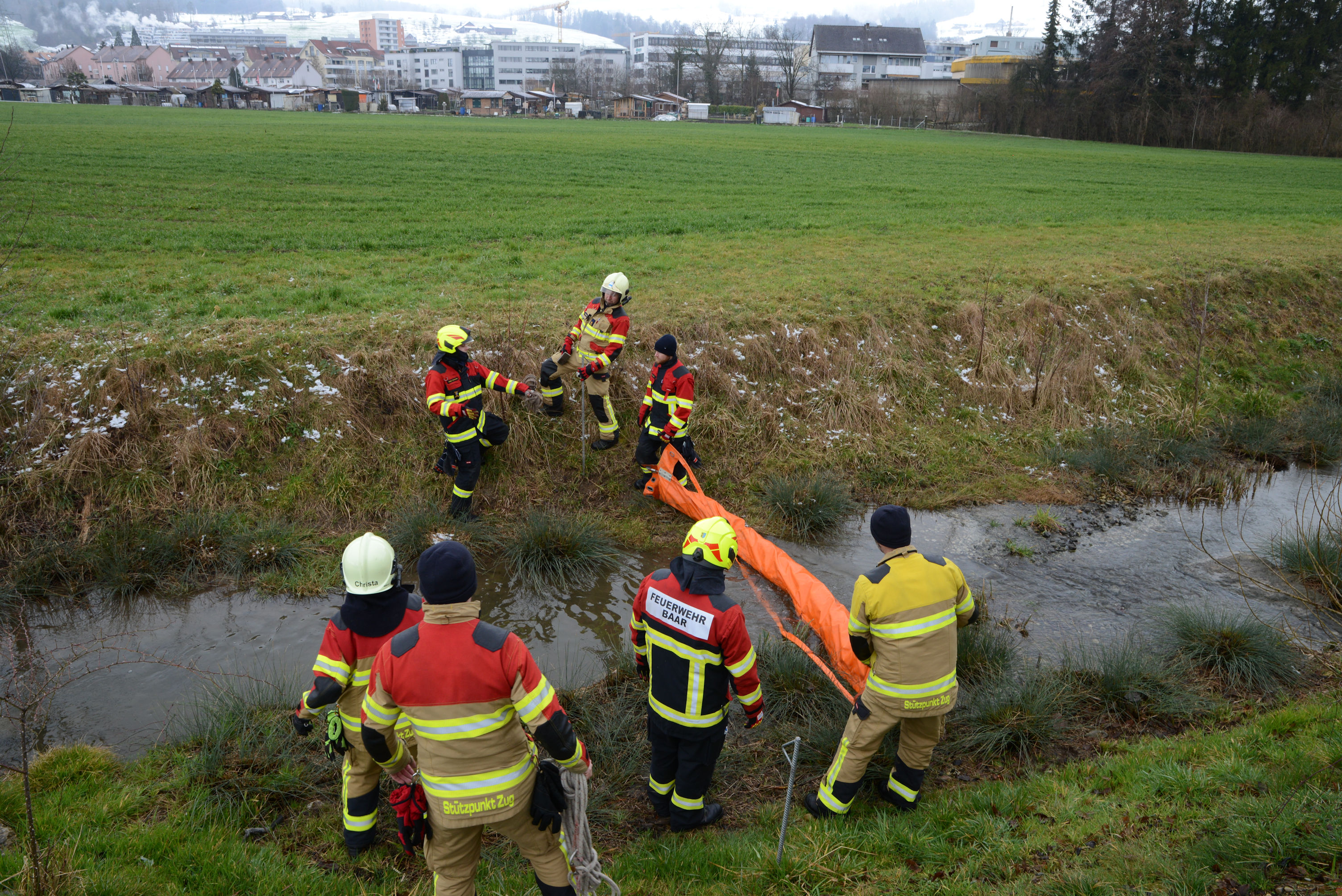 Ölsperre wird befestigt