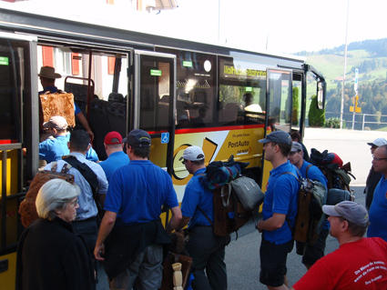 Ab in's Postauto...
