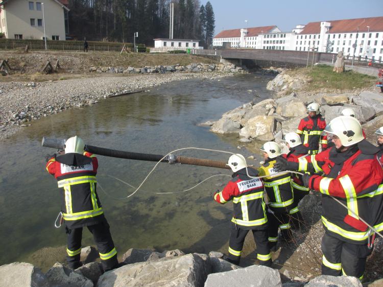 Der Seier wird ins Wasser geworfen.