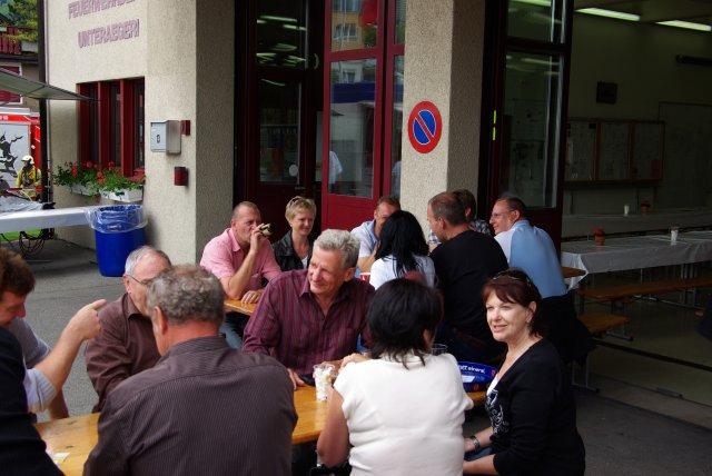 Besucher beim Apéro