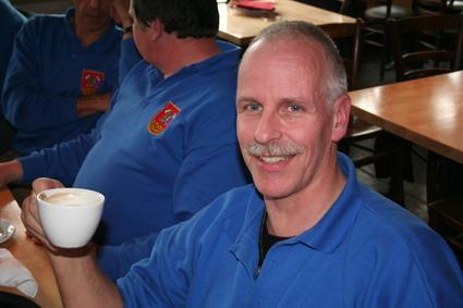 Jan geniesst derweil seinen Kaffee