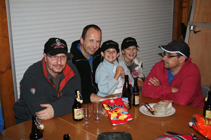 Primin, Bruno mit Familie und Roli beim gemütlichen Teil