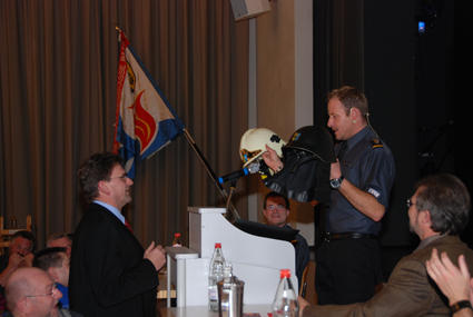 Beat kann sich für den Feuerwehr-Grundkurs einen Helm aussuchen.