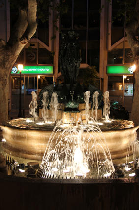 Der Brunnen vor unserem Hotel