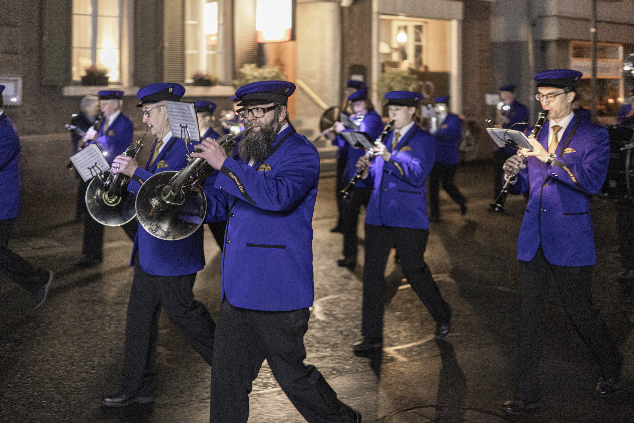 Fackelumzug mit Feldmusik voraus