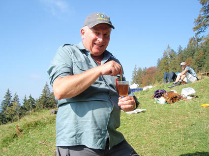 Markus trinkt seinen Café avec mit Stil