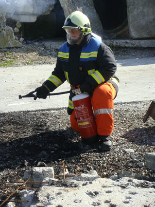 Megi am Feuerlöscher