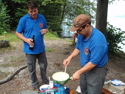 Roli bereitet sein Fondue zu
