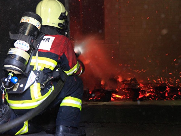 Löscharbeit im Brandhaus