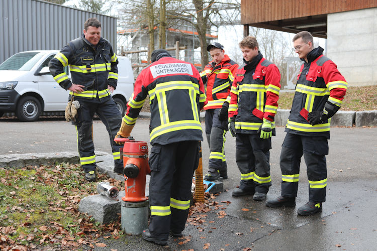 Nachdem Tobias den Hydranten erklärt hat, versuchte jeder den Hydrant in Betrieb zu nehmen
