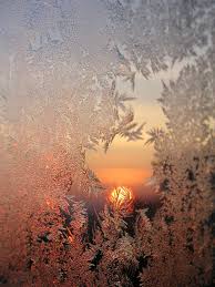 untergehende Sonne hinter Eisblumen