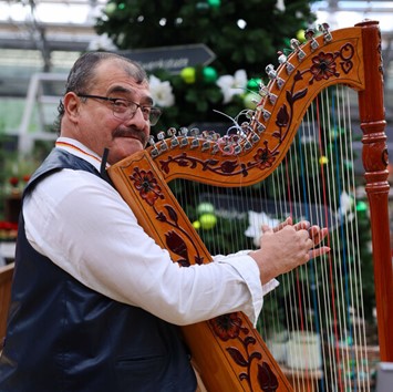 Harfenspieler Omar Vera