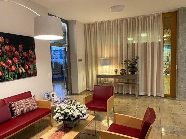 Neues Foyer mit Tulpenbild, Vorhängen und Sideboard