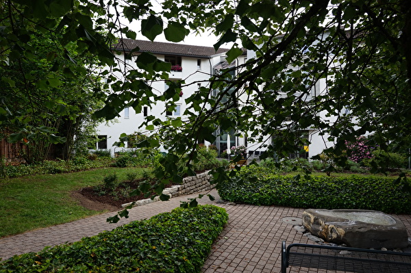 Rollstuhlgängige Gartenwege rund ums Haus