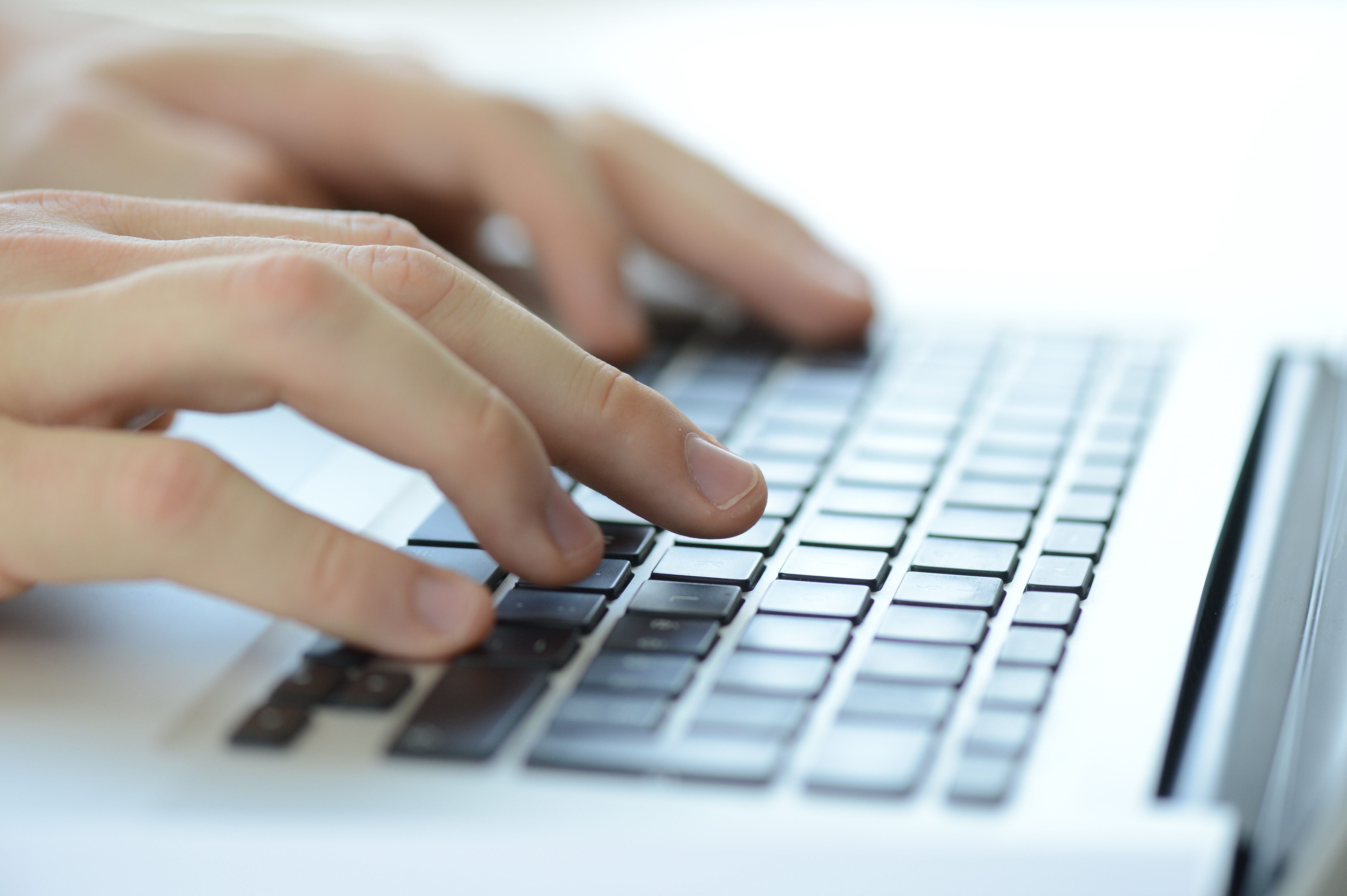 Mains sur un clavier d'ordinateur portable