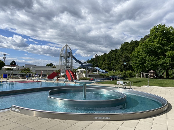 Der Strömungskanal im Freibad, mit der Rakete und ein Stück Liegewiese.