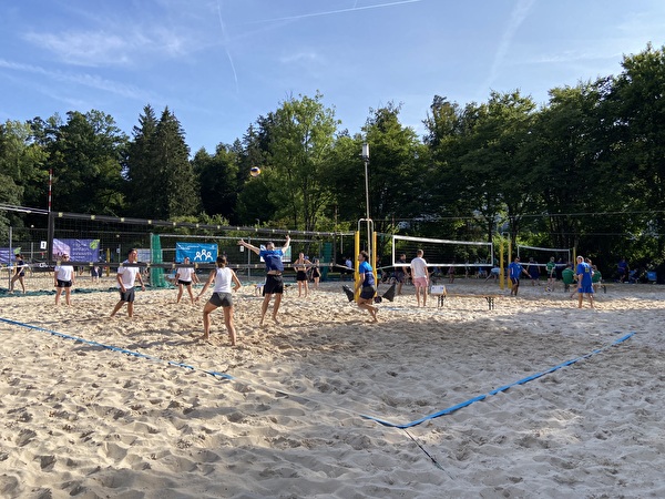 Ein hart umkämpftes Spiel auf der Beachvolleyballanlage.