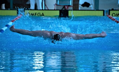 Schwimmer im Wasser mit einigen Spritzer