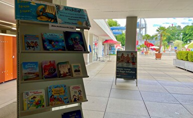 Das Bücherregal am Eingang des Freibades.