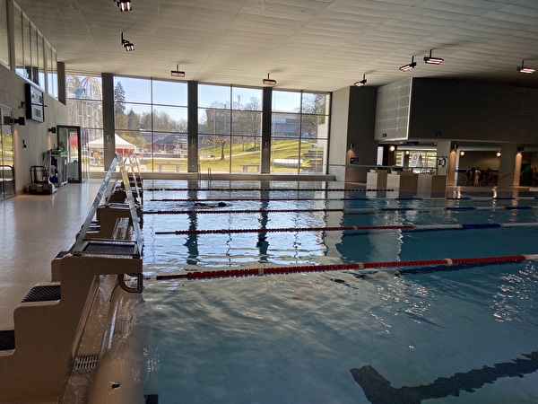 Das Hallenbad Kloten mit der grossen Fensterfront, welche aufs Freibad schaut.