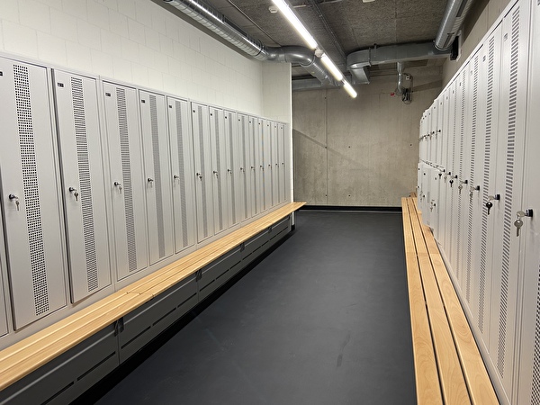 Einen Blick in die öffentliche Garderobe, ausgerüstet mit Garderobenschränke, Duschen und WCs.