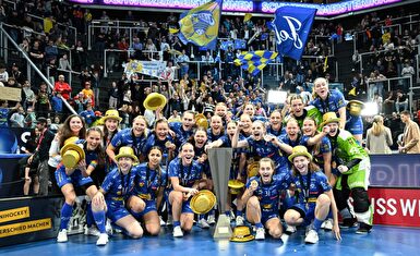 Bild des feiernden Teams mit dem Pokal.