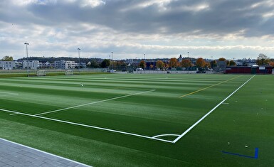 Der neue fertiggestellte Kunstrasenplatz in Kloten.