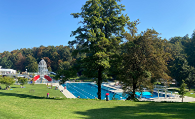 Blick aufs Freibad, auf das Schwimmerbecken und die Rakete mit den Rutschen.
