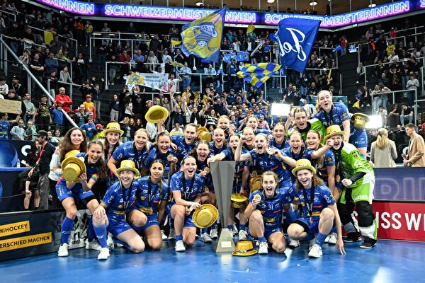 Bild des feiernden Teams mit dem Pokal.